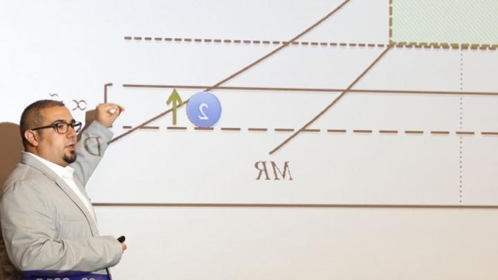 教授 uses the projector to show math students a graph
